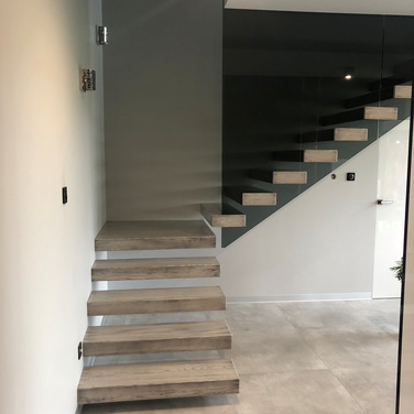 Nowoczesne schody półkowe