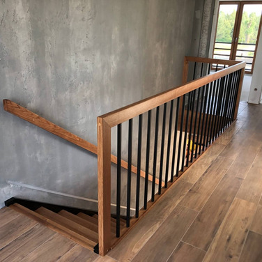 Nowoczesne schody drewniane z balustrada typu harfa