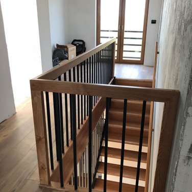 Nowoczesne schody drewniane z balustrada typu harfa