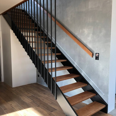 Nowoczesne schody drewniane z balustrada typu harfa